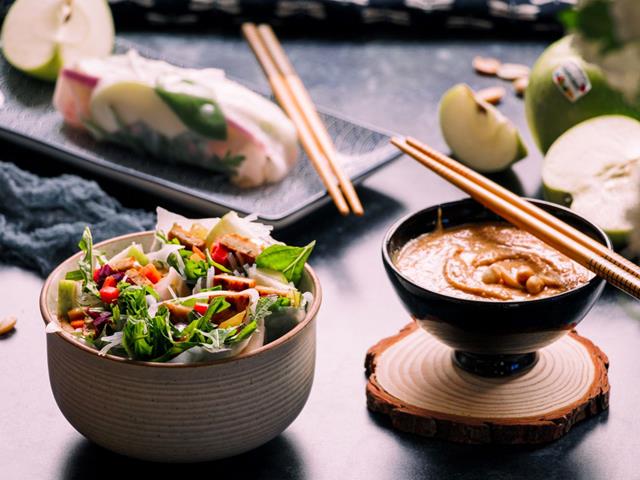 Summer rolls with apple and peanut sauce