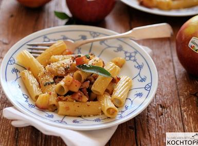 Pasta with caramelised onions, apples and sage