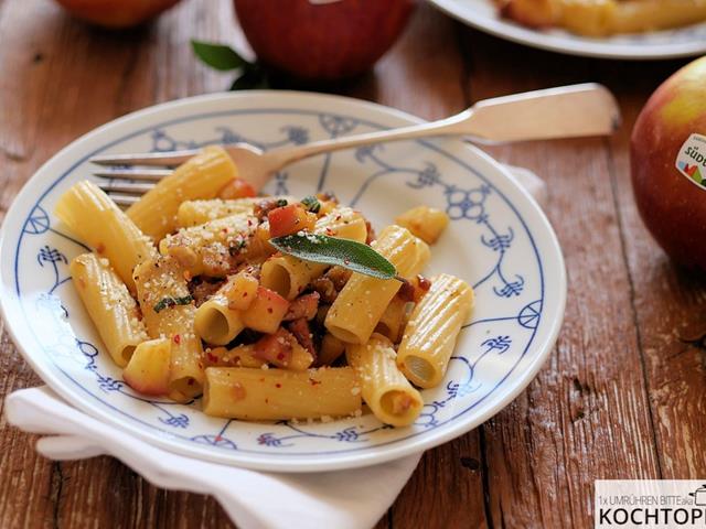 Pasta with caramelised onions, apples and sage