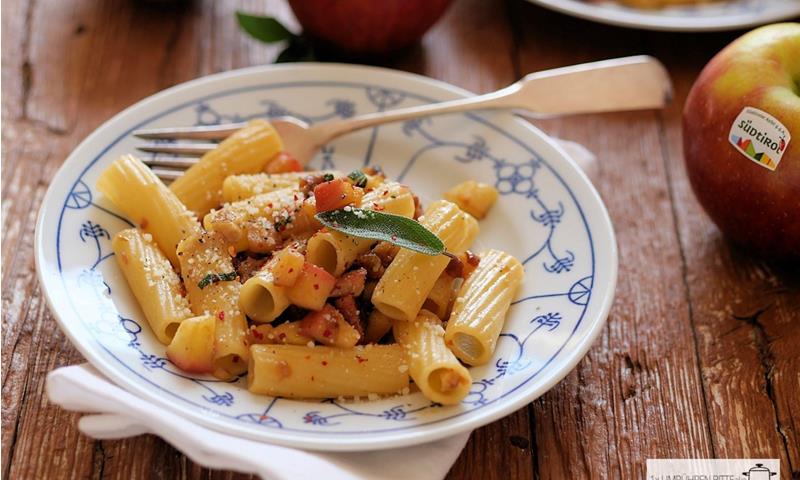 Pasta with caramelised onions, apples and sage