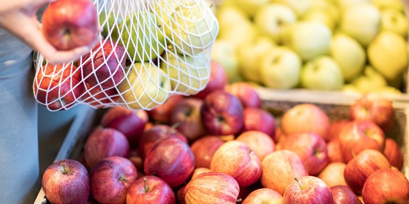 Fresh South Tyrolean apples from the selection at Lanafruit in Lana