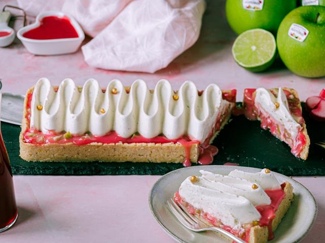 rhabarber-apfel-tarte-mit-limettenmousse-fokus-vorne